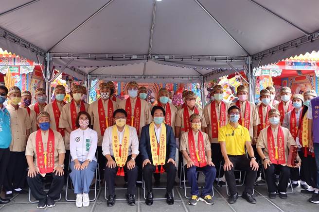 赖清德参拜车城福安宫，感谢庙方在台南大地震第一时间大力相助。（谢佳潾摄）