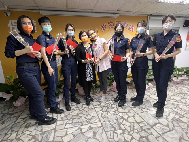 「妇幼保母」迎接母亲节 ，新北警慰劳警职妈妈。(新北市警局妇幼队提供)
