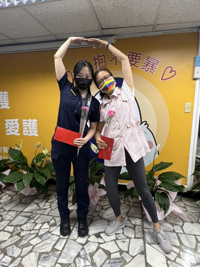 「妇幼保母」迎接母亲节 ，新北警慰劳警职妈妈。(新北市警局妇幼队提供)