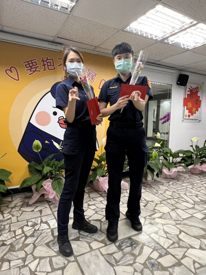 「妇幼保母」迎接母亲节 ，新北警慰劳警职妈妈。(新北市警局妇幼队提供)