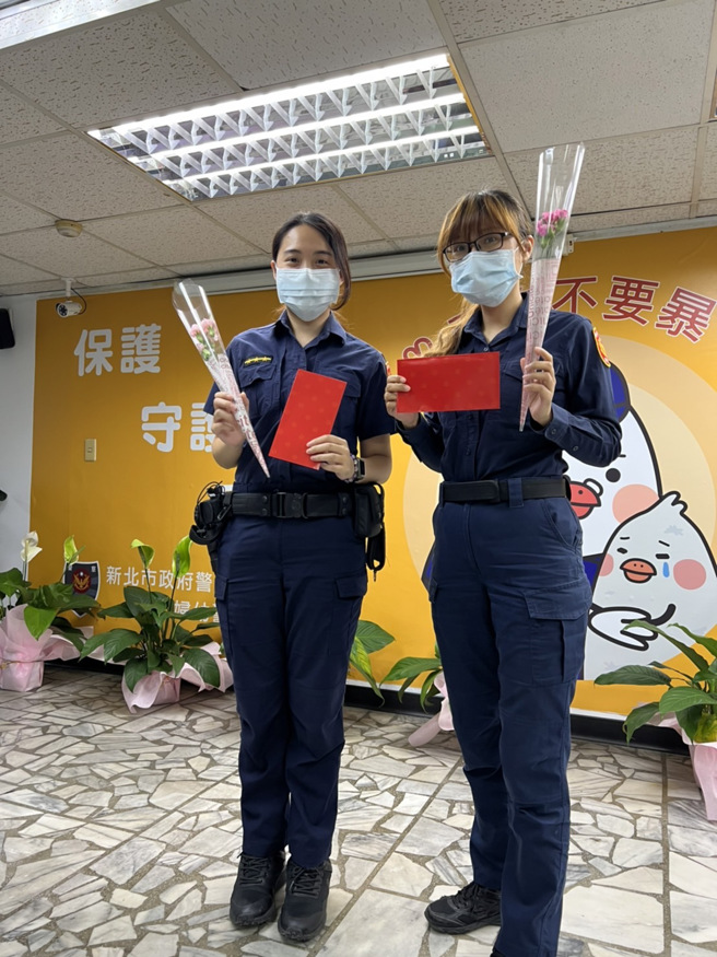 「妇幼保母」迎接母亲节 ，新北警慰劳警职妈妈。(新北市警局妇幼队提供)