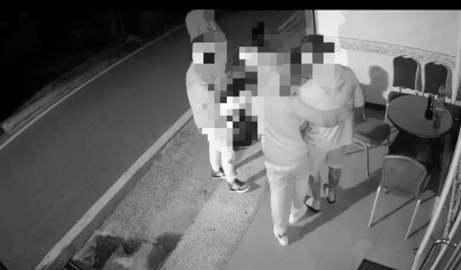 监视器拍到陈男被3名男子男子围住。（警方提供）