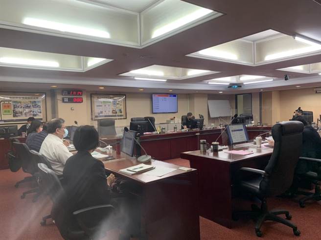 台北市議會交通委員會今邀集捷運局、公運處進行專案報告，議員徐弘庭再批市府各局處採購多頭馬車。（黃婉婷攝）