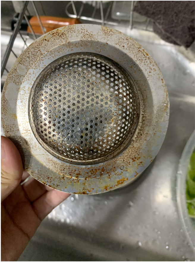 有台中市民向市府申诉指上网卖了号称是不锈钢材质的水槽过滤网，没想到才用两天就出现锈蚀銹斑。（法制局提供／谢琼云台中传真）