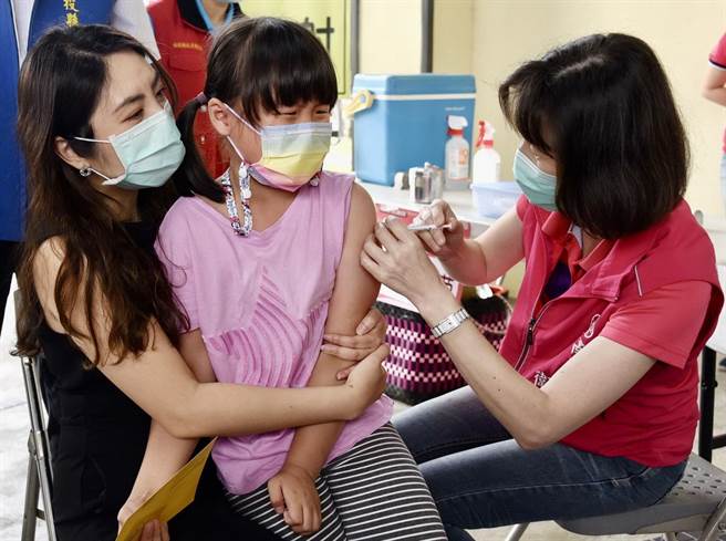 儿童疫苗接种，南投市光復国小6日率先开打。（南投县政府提供／廖志晃南投传真）