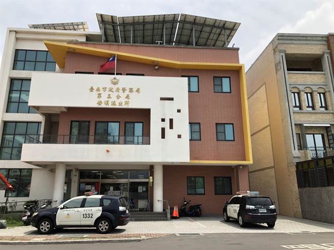 安順派出所警車6日凌晨遭獨身女子攔車求助，竟是確診者，警方驚嚇之餘，仍協助該女子搭防疫計程車回高雄隔離。（程炳璋攝）