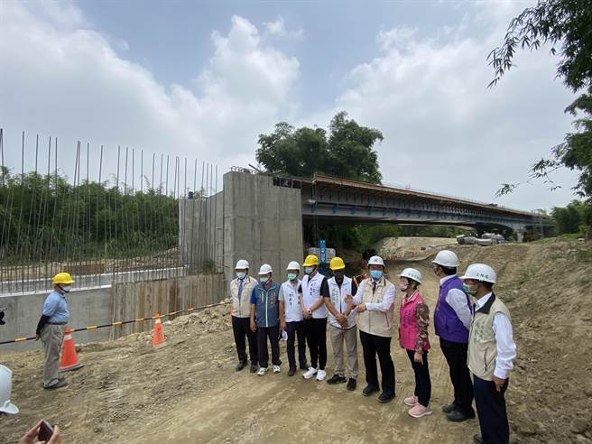 關廟區砲校10公尺聯外道路延伸暨新仁橋改建工程，預定今年7月完工。(曹婷婷攝)