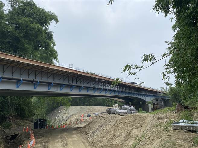 新仁橋截彎取直，橋長由67公尺增至112公尺，採鋼箱梁式結構減少落墩數，降低水患發生。(曹婷婷攝)