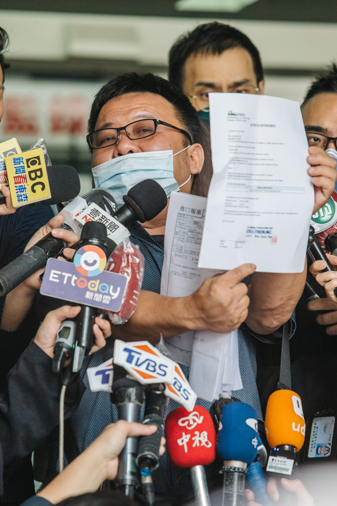 高登环球董座被踢爆只是小吃店转型、空壳的新兴生医公司，却想投标政府1700万剂快筛试剂的标案，眼看纸包不住火紧急撤案，引起外界质疑是再合理不过的事情。（取自中时新闻网）