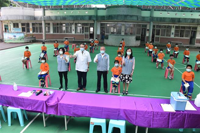 苗栗縣6日開打國小學童新冠疫苗，縣長徐耀昌特別前往新英國小關心小朋友施打情況。（謝明俊攝）