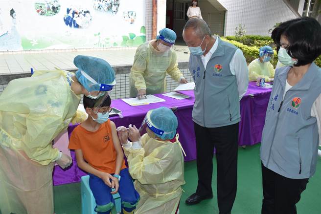 苗栗縣6日開打國小學童新冠疫苗，縣長徐耀昌由教育處長葉芯慧陪同前往新英國小關心小朋友施打情況。（謝明俊攝）