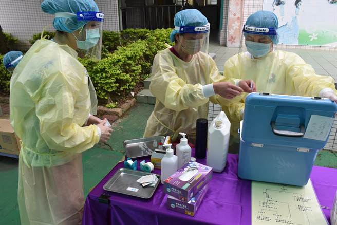 苗栗縣6日開打國小學童新冠疫苗，首日在新英國小展開由弘大醫院負責施打，每位學童劑量0．25。（謝明俊攝）