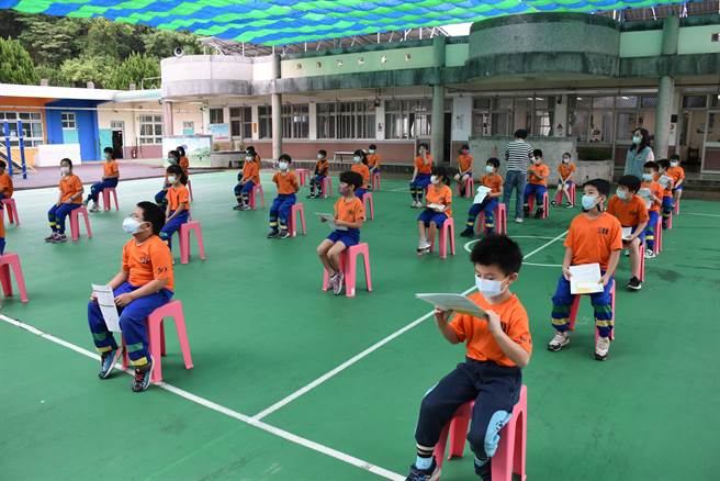 苗栗縣6日開打國小學童新冠疫苗，首先開打的新英國小許多學童自行決定接受接種。（謝明俊攝）