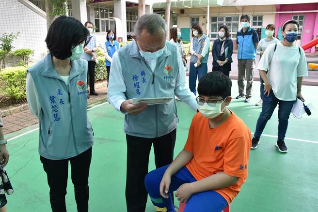 苗栗縣6日開打國小學童新冠疫苗，縣長徐耀昌特別前往新英國小關心小朋友施打情況。（謝明俊攝）