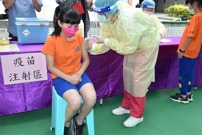 苗栗縣6日在新英國小開打國小學童新冠疫苗，部分學童不免緊張閉眼。（謝明俊攝）