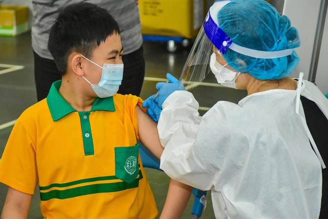 新竹縣學童接種新冠疫苗6日開打，新社國小學生接種情形。（羅浚濱攝）