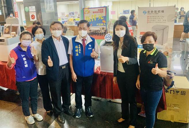 廚餘機業者，到縣府展示最新機型。（廖志晃攝）