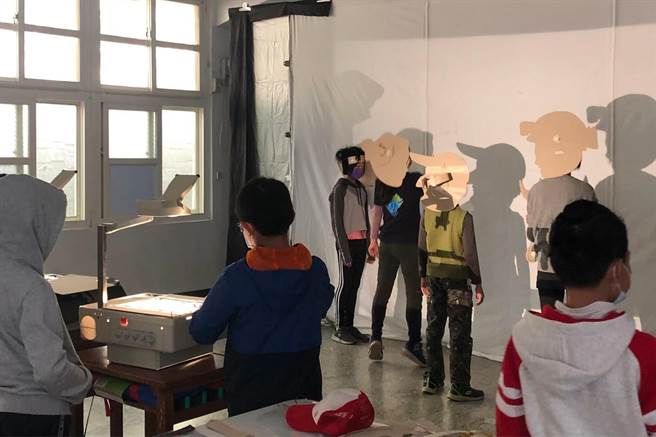 宝山国小山湖分校「解放.大冒险」剧，幕后有学生操作投影机和道具，在「全国学生创意偶戏比赛，赢得现代偶戏类「光影偶戏组」和「舞台剧类」两项全国特优。（新竹县政府提供／罗浚滨新竹传真）