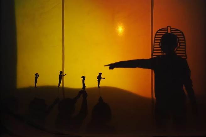 宝山国小山湖分校「解放.大冒险」剧，萤幕前精彩呈现的画面。（新竹县政府提供／罗浚滨新竹传真）