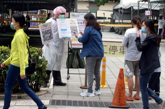 不少民眾前往篩檢站排隊篩檢。（本報系資料照）