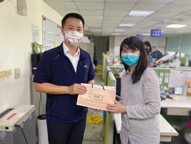 北市婦幼隊長李秉蒼贈送蛋糕感謝媽媽隊員的付出與辛勞。（翻攝照片／王惠慧台北傳真）