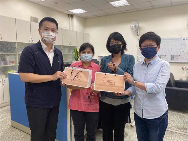 北市婦幼隊長李秉蒼贈送蛋糕感謝媽媽隊員的付出與辛勞。（翻攝照片／王惠慧台北傳真）