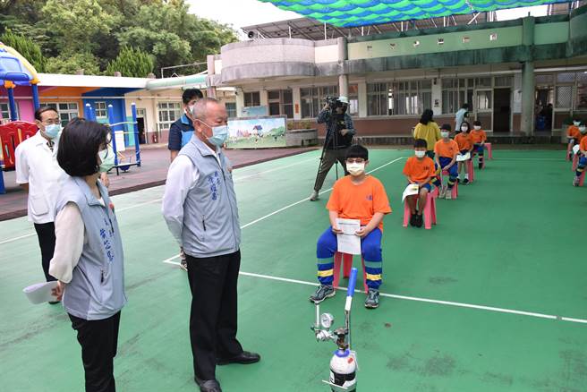 苗栗县6日开打国小学童疫苗，苗栗县长徐耀昌赴新英国小关心小朋友接种情况。（谢明俊摄）