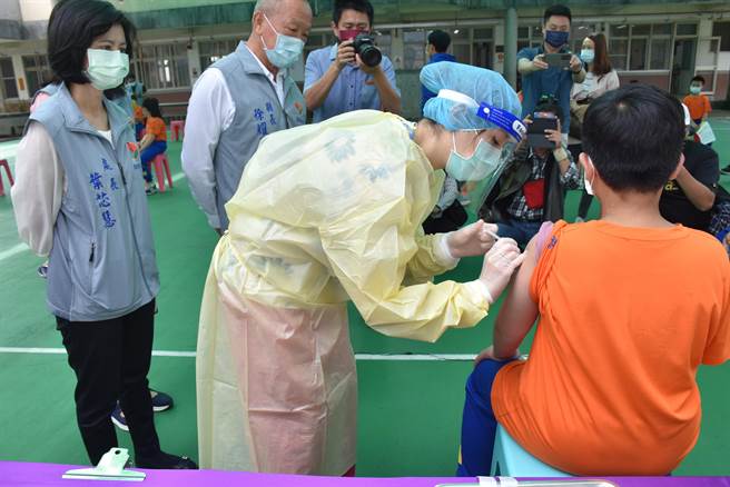 苗栗县6日开打国小学童疫苗，苗栗县长徐耀昌赴新英国小关心小朋友接种情况。（谢明俊摄）