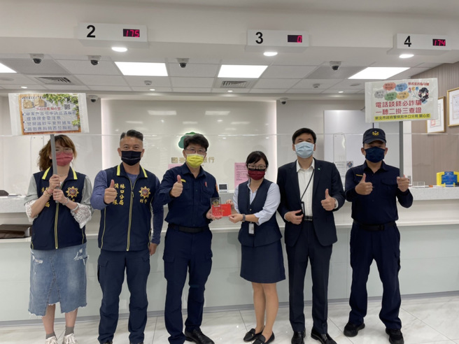 警民合作成功拦阻诈骗，林口分局长亲赴金融行库致谢。(林口分局提供)