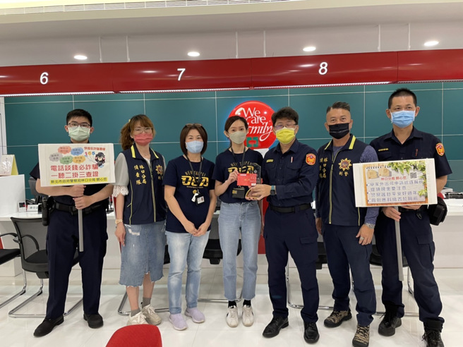 警民合作成功拦阻诈骗，林口分局长亲赴金融行库致谢。(林口分局提供)