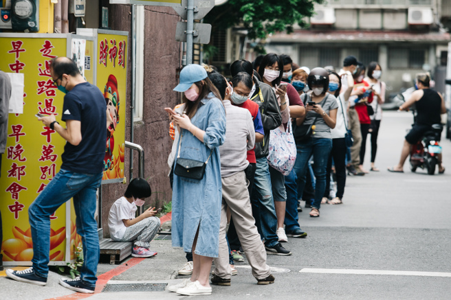 本土疫情升溫，快篩試劑的需求量也隨之大增，更出現供不應求的狀況，引發民怨。圖為民眾排隊搶買快篩試劑。（郭吉銓攝）