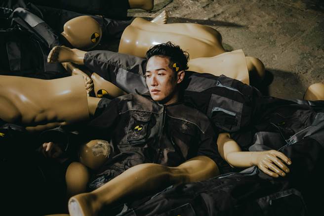 熊仔日前拍攝新歌〈能火〉MV。（索尼音樂提供）