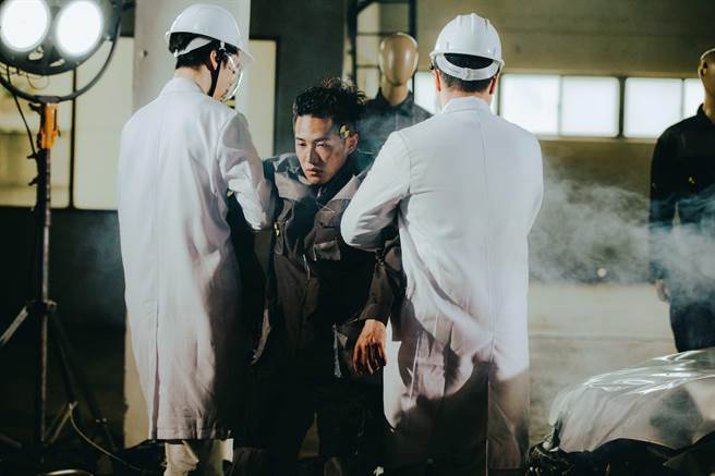 熊仔日前拍攝新歌〈能火〉MV。（索尼音樂提供）