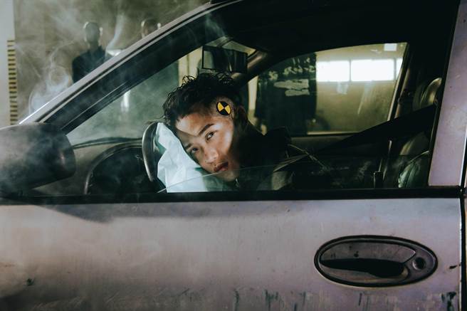 熊仔日前拍攝新歌〈能火〉MV。（索尼音樂提供）