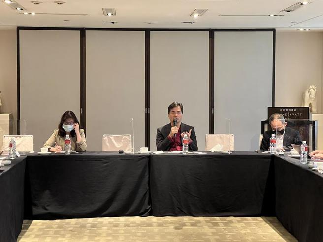 （亞太電董事長陳鵬6日親上火線，強調與遠傳合併，價格在合理範圍內，沒有賤賣。圖／亞太電信提供）