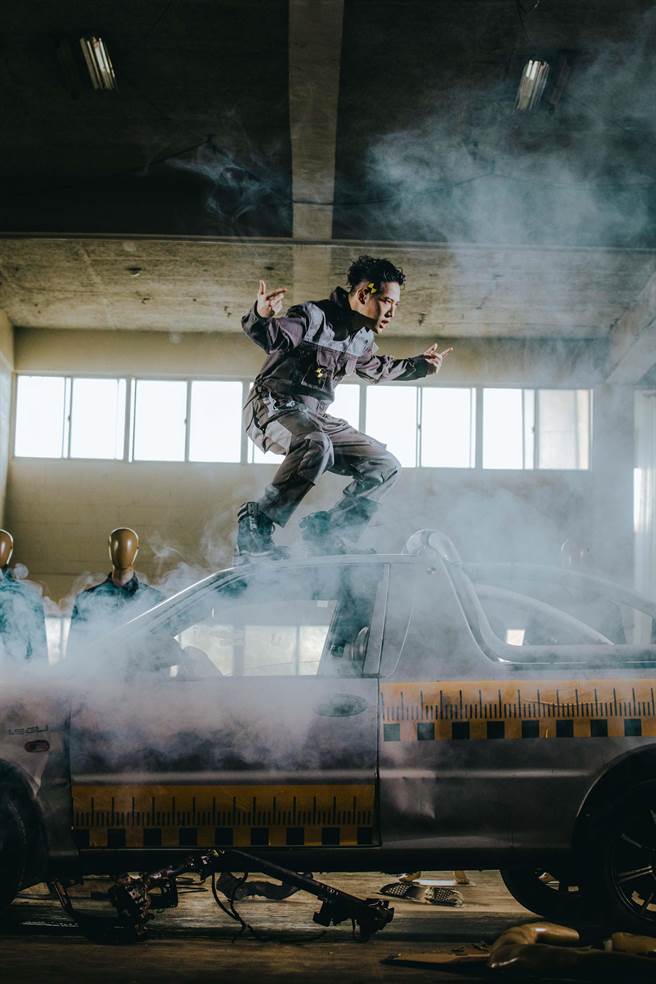 熊仔日前拍攝新歌〈能火〉MV。（索尼音樂提供）