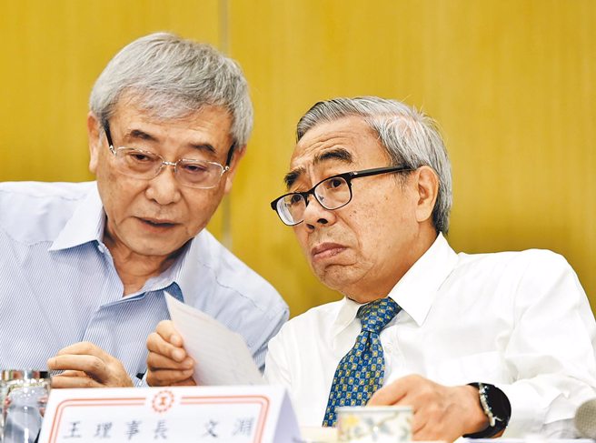 王文淵（右）辭任工總理事長，由聯華神通集團董事長苗豐強（左）接任理事長。（本報資料照片）
