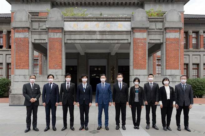 新竹市長林智堅（左五）6日上午率領市府一級主管，會晤日本自民黨青年局局長代理鈴木憲和眾議員等人。（新竹市府提供／邱立雅竹市傳真）