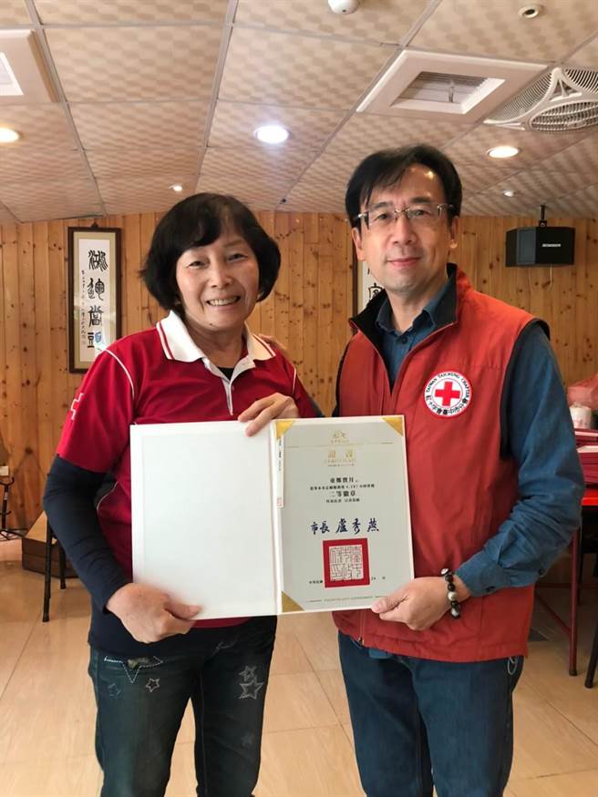 台中市西区68岁童郑宝月荣获今年台中市模范母亲殊荣；年轻时她曾受生命线关怀协助，让她发愿一生都要尽力帮助别人，是家扶中心长达40年的认养人，近年担任养护中心负责人，也是弘道老人志工站站长，助人过程中让她深刻体会到无法言喻的喜悦。（台中市社会局提供／谢琼云台中传真）