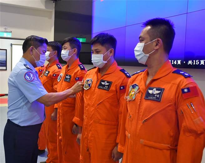 空军副司令孙连胜中将（左前）日前赴台东志航基地主持第一梯次勇鹰机教官换训开训典礼。（取自青年日报）