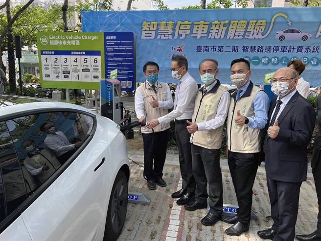 全台首創的電動車智慧充電停車格位，6日在台南正式上線啟用。（洪榮志攝）