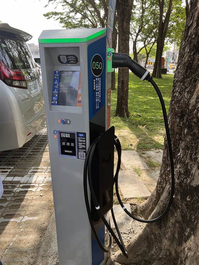 全台首創結合充電功能的智慧充電停車柱。（洪榮志攝）