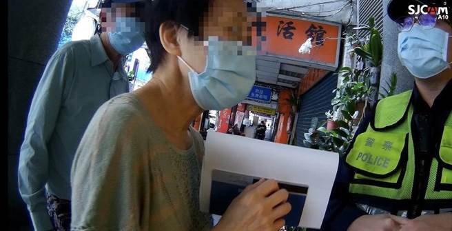 老婦接到詐騙電話，又到銀行欲匯款30萬元，所幸被行員及員警及時阻止。（翻攝照片／王惠慧台北傳真）