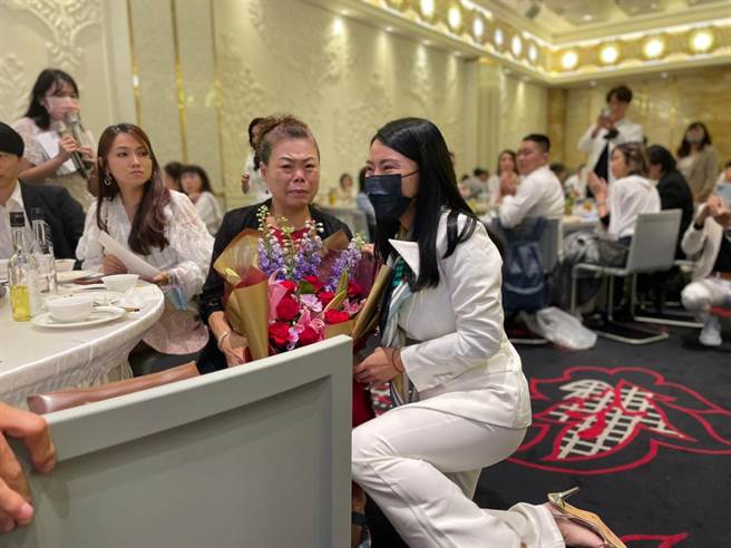 聚光灯创办人蔡格下跪感谢母亲养育之恩。（柯宗纬翻摄）