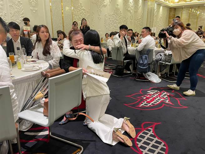 聚光灯创办人蔡格下跪感谢母亲养育之恩。（柯宗纬翻摄）