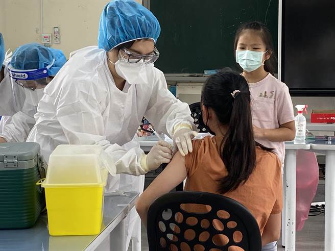 虎山实小今天安排6至11岁学童打疫苗，有40人完成接种。(曹婷婷摄)