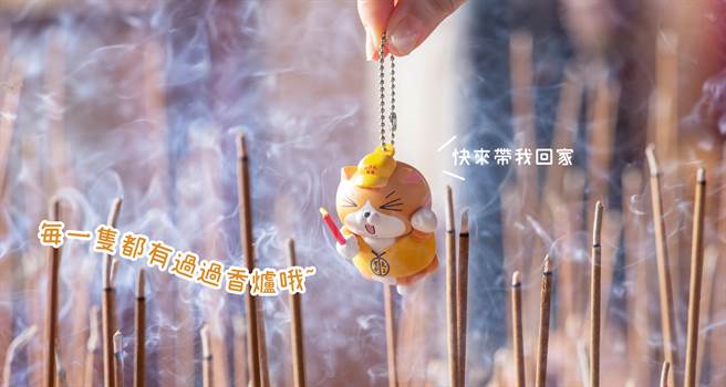 白沙屯妈祖今年联手「白烂浮夸个性」LINE原创贴图霸主白烂猫推出「白沙屯妈祖X白烂猫公仔造型悠游卡」。（柯宗纬翻摄）