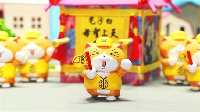 白沙屯妈祖今年联手「白烂浮夸个性」LINE原创贴图霸主白烂猫推出「白沙屯妈祖X白烂猫公仔造型悠游卡」。（柯宗纬翻摄）