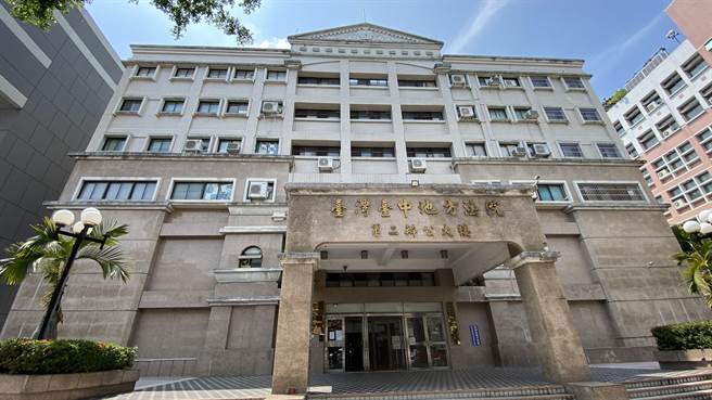 不满老婆竟机车撞人制造假车祸，持铁棍殴打，台中地院依家庭暴力防治法之伤害罪，判他徒刑7月。（资料照片）