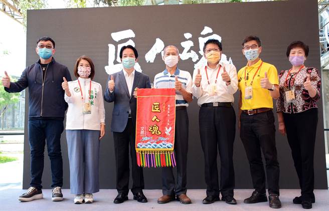 73歲李龍（中）終其一生研稻草創作，6日從副總統賴清德手中接下匠人魂錦旗。（林和生攝）